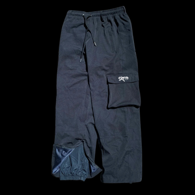 Skoto snow pants – black streetwear-style pants with cargo pocket, ankle gaiter, and embroidered Skoto logo